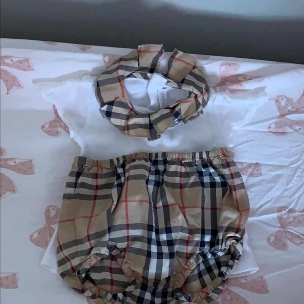 Baby Burberry 2 piece outfit - 9 months baby girl